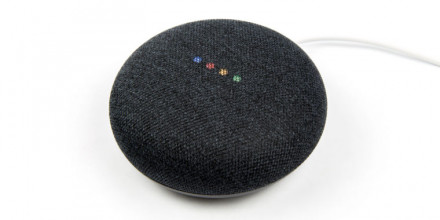 Умная колонка Google Home Mini